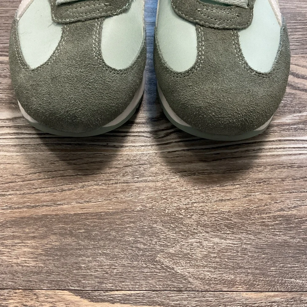 Reebok Women’s World 70 Sneaker Green Grey, Pink and White 7.5 NWOT